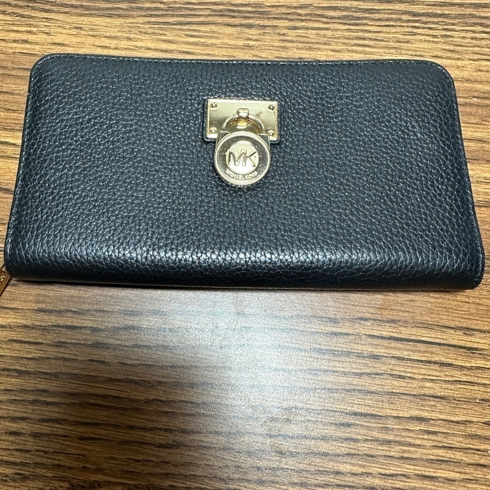 EUC Michael Kors Black Leather Hamilton‎ Traveler Zip Around Wallet